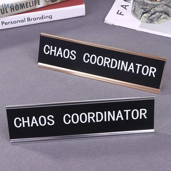 Zabawny znak na biurko koordynatora chaosu