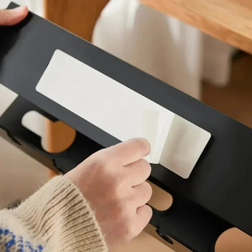 Zaciskany korytko kablowe pod biurkiem 