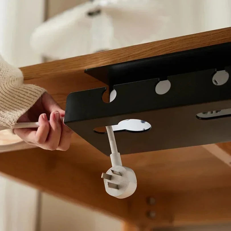 Zaciskany korytko kablowe pod biurkiem 