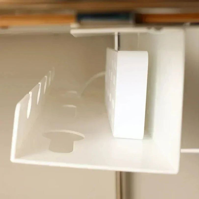 Zaciskany korytko kablowe pod biurkiem 